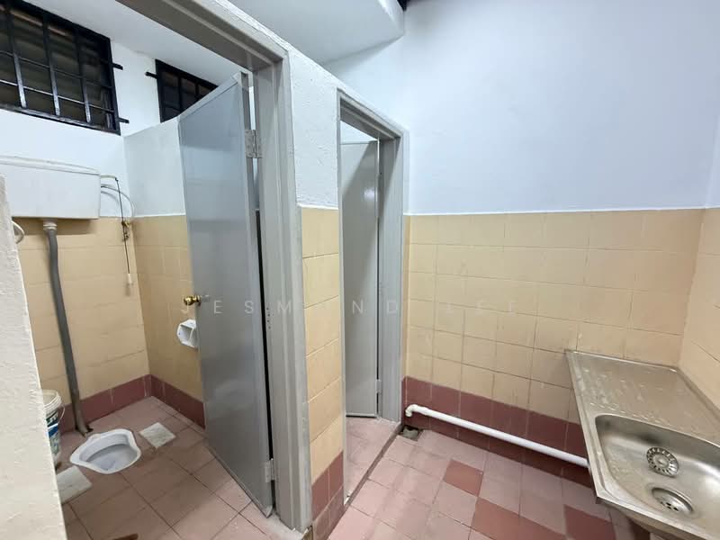 Kilang untuk Disewa di Taman Mount Austin (Tebrau) - Jesmond Lee - Bathroom - PropertyGuru.com.my
