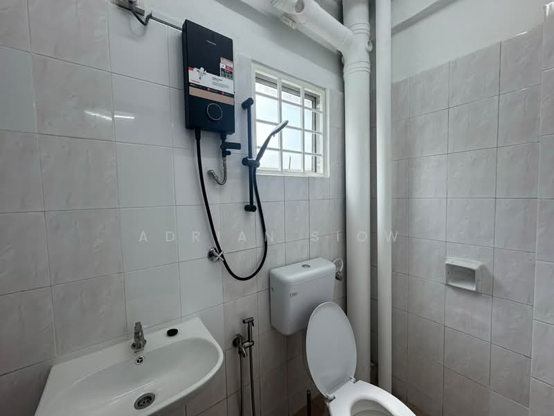 Pangsapuri untuk Disewa di Plaza Sinar Apartment - Adrian Siow - Bathroom - PropertyGuru.com.my