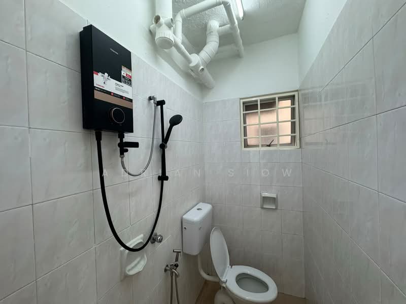 Pangsapuri untuk Disewa di Plaza Sinar Apartment - Adrian Siow - Bathroom - PropertyGuru.com.my