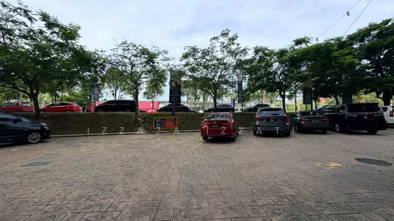 Rumah Niaga untuk Disewa di Bukit Jelutong (Shah Alam) - Izzaza Izzati - Car Park - PropertyGuru.com.my