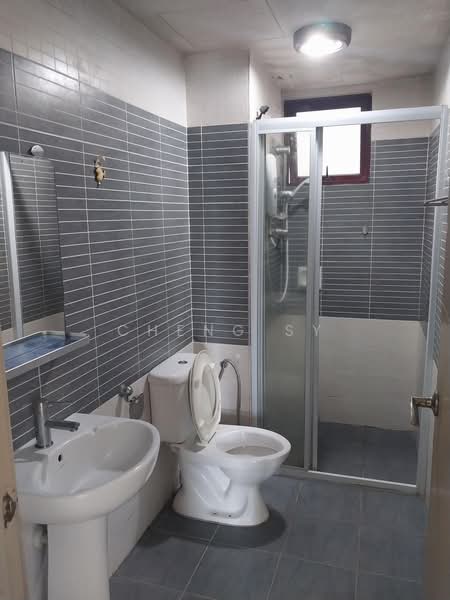Kondominium untuk Dijual di Savanna Condominium - Cheng SY - Bathroom - PropertyGuru.com.my