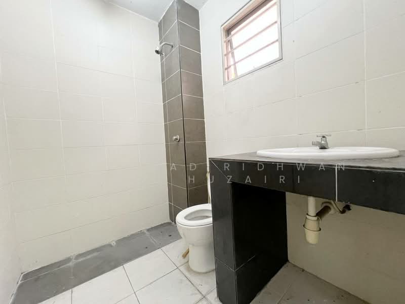 Rumah Berkembar untuk Dijual di Sungai Buloh (Selangor) - Muhammad Ridhwan Mohd Huzairi - Bathroom - PropertyGuru.com.my