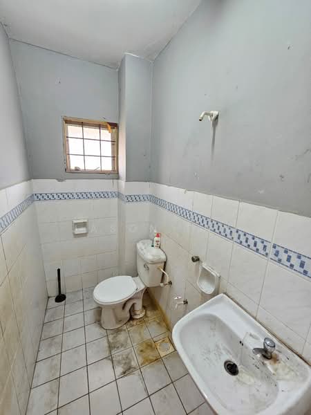 Rumah Teres 2 Tingkat untuk Dijual di Taman Putra Permai (Seri Kembangan) - Jason Tan - Bathroom - PropertyGuru.com.my