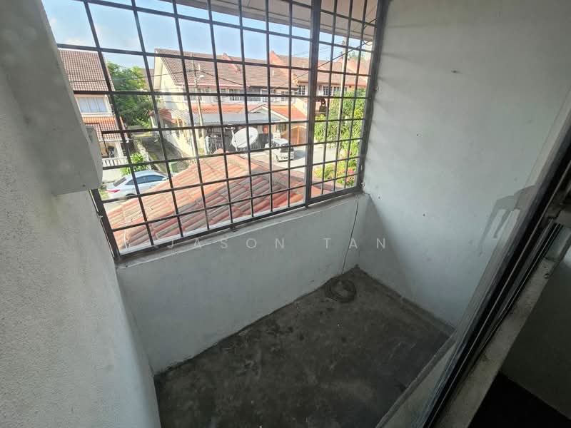 Rumah Teres 2 Tingkat untuk Dijual di Taman Putra Permai (Seri Kembangan) - Jason Tan - Balcony - PropertyGuru.com.my