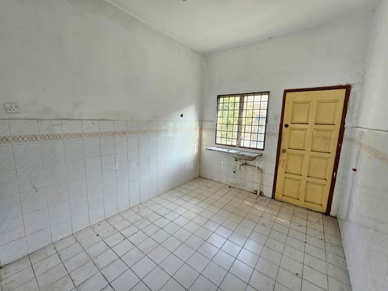 Rumah Teres 2 Tingkat untuk Dijual di Taman Putra Permai (Seri Kembangan) - Jason Tan - Kitchen - PropertyGuru.com.my