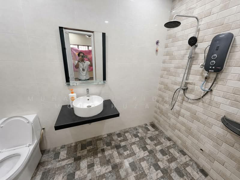 1-storey Terraced House for Sale in Bandar Putra Permai (Seri Kembangan) - Muhammad Ridhwan Mohd Huzairi - Bathroom - PropertyGuru.com.my