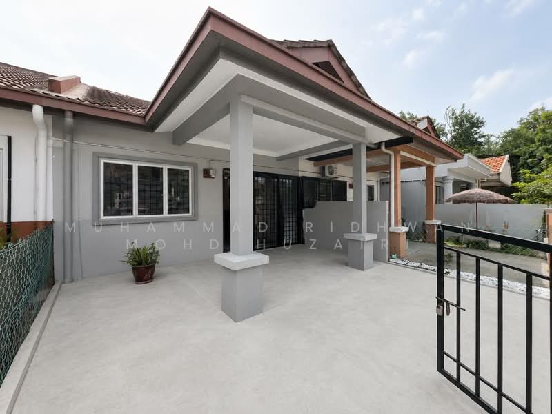 1-storey Terraced House for Sale in Bandar Putra Permai (Seri Kembangan) - Muhammad Ridhwan Mohd Huzairi - Exterior - PropertyGuru.com.my