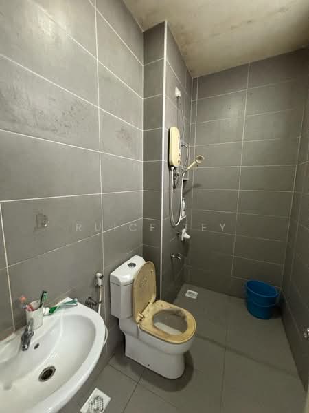 Semi-Detached House for Sale in Bandar Cemerlang (Ulu Tiram) - Ruice Tey - Bathroom - PropertyGuru.com.my