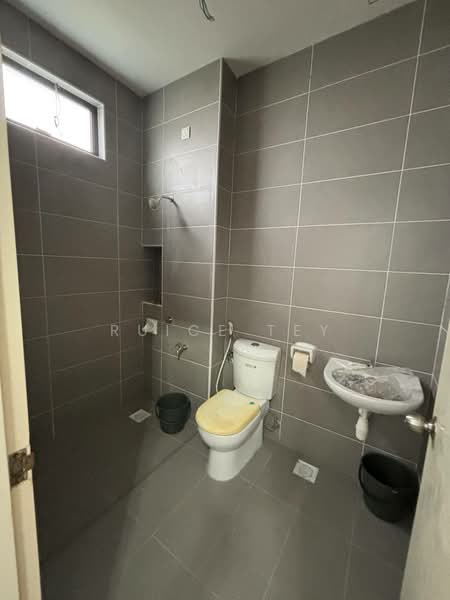 Semi-Detached House for Sale in Bandar Cemerlang (Ulu Tiram) - Ruice Tey - Bathroom - PropertyGuru.com.my