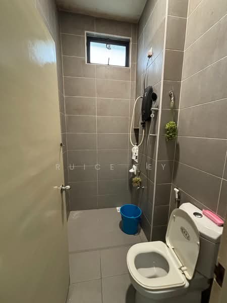 Semi-Detached House for Sale in Bandar Cemerlang (Ulu Tiram) - Ruice Tey - Bathroom - PropertyGuru.com.my