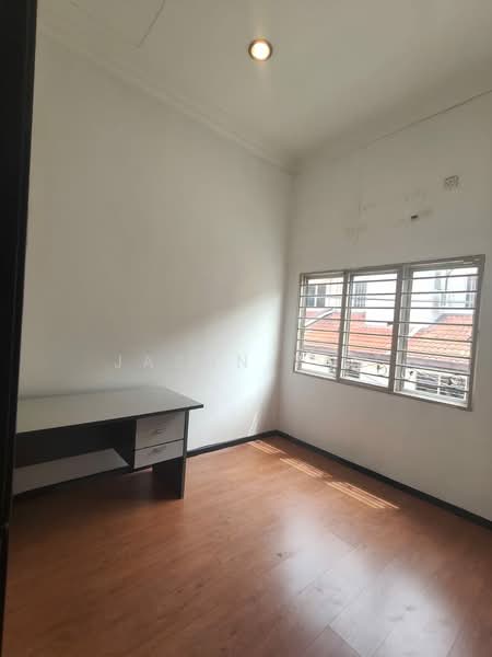 Rumah Teres 2 Tingkat untuk Dijual di Taman Prima Tropika (Seri Kembangan) - Jason Tan - Study - PropertyGuru.com.my
