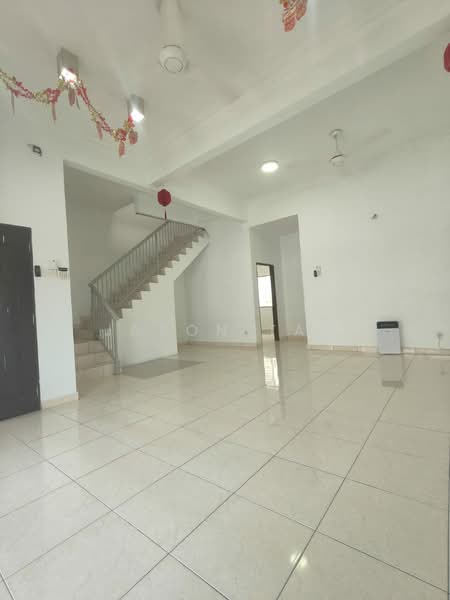 Rumah Teres 2 Tingkat untuk Dijual di Taman Prima Tropika (Seri Kembangan) - Jason Tan - Living Room - PropertyGuru.com.my