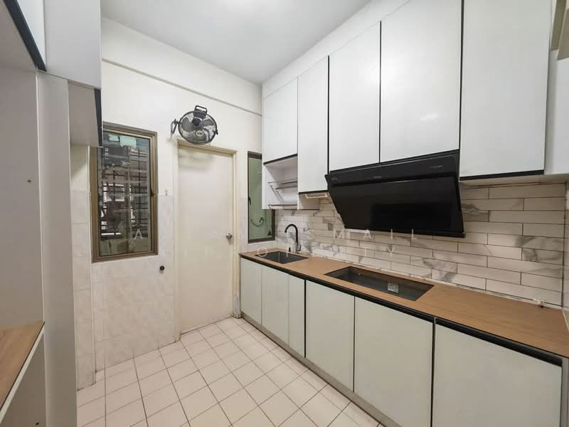 Apartment for Sale at Danga View Apartment - Azlan Ismail aiproperty - Kitchen - PropertyGuru.com.my