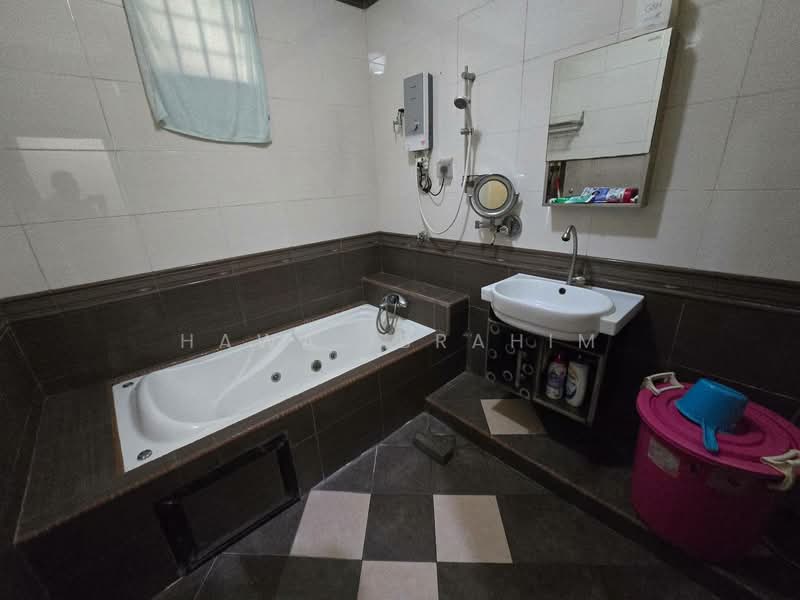 Rumah Banglo untuk Dijual di Nilai Impian (Nilai) - Hawa Ibrahim - Bathroom - PropertyGuru.com.my