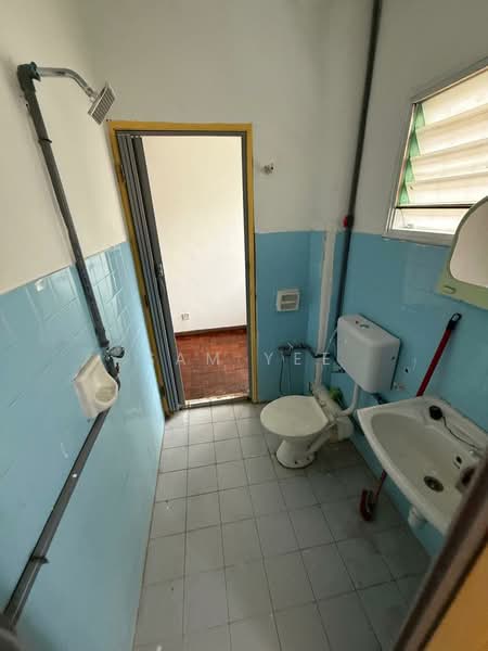 Flat for Rent at Pinggiran Batu Caves - Sam Yee - Bathroom - PropertyGuru.com.my