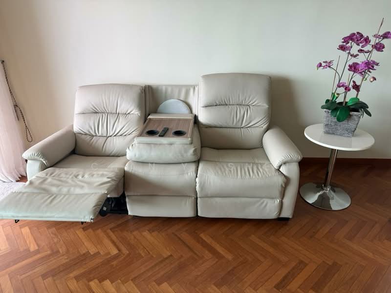 Servis Apartment untuk Disewa di Straits Quay (The Suites at Waterside) - Chan Yi Shen - Living Room - PropertyGuru.com.my