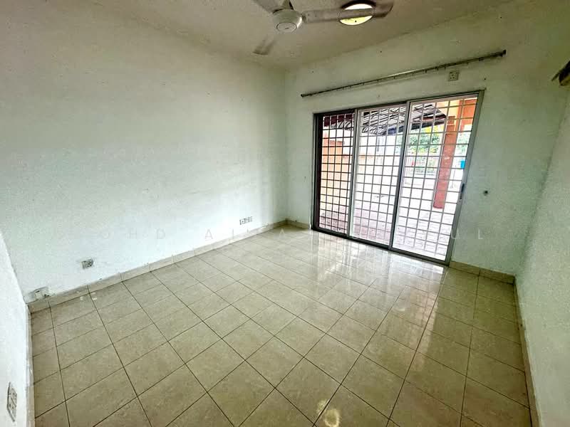 2-storey Terraced House for Sale in Taman Cahaya Alam (Shah Alam) - Mohd Aizat Saiful Bahri - Living Room - PropertyGuru.com.my