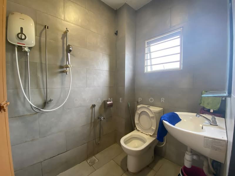 Townhouse for Rent in Taman Overseas Union (Taman Oug) (Jalan Klang Lama (Old Klang Road)) - Jovane Por - Bathroom - PropertyGuru.com.my