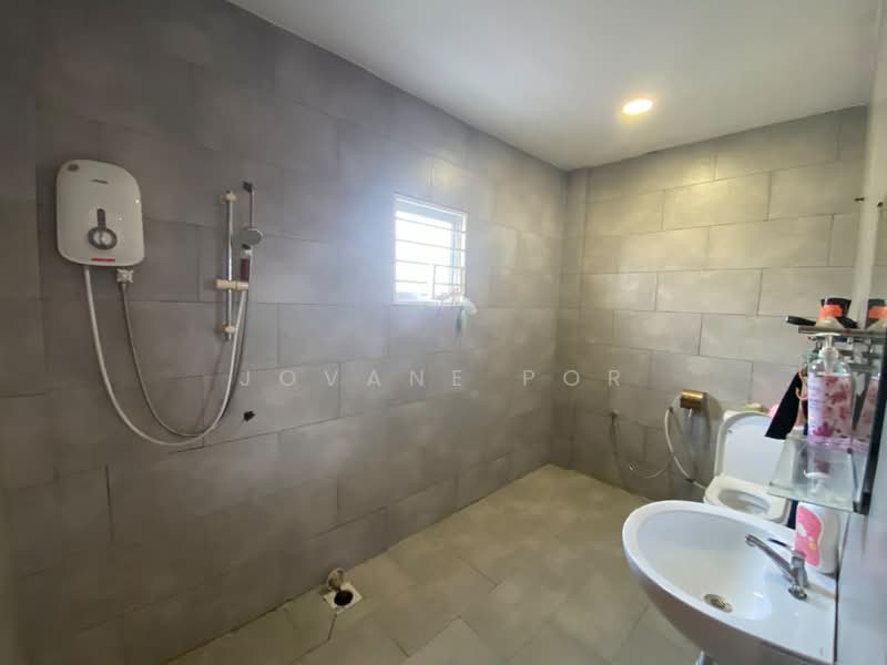 Townhouse for Rent in Taman Overseas Union (Taman Oug) (Jalan Klang Lama (Old Klang Road)) - Jovane Por - Bathroom - PropertyGuru.com.my