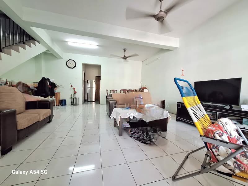 Rumah Teres 2 Tingkat untuk Dijual di Bandar Putra Permai (Seri Kembangan) - KENT HUI LAU - Living Room - PropertyGuru.com.my