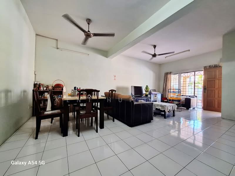Rumah Teres 2 Tingkat untuk Dijual di Bandar Putra Permai (Seri Kembangan) - KENT HUI LAU - Living Room - PropertyGuru.com.my