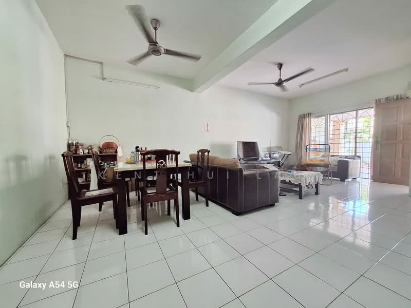 Rumah Teres 2 Tingkat untuk Dijual di Bandar Putra Permai (Seri Kembangan) - KENT HUI LAU - Living Room - PropertyGuru.com.my