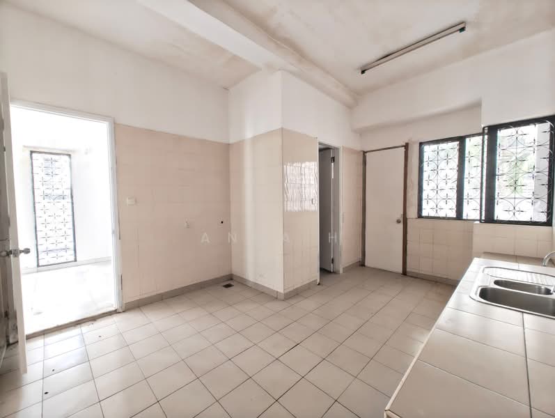 3-storey Terraced House for Sale in Taman Esplanad (Bukit Jalil) - Anna H - Kitchen - PropertyGuru.com.my