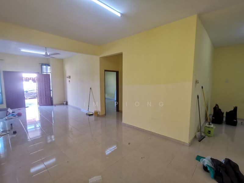 Rumah Teres 1 Tingkat untuk Dijual di Taman Rembia Perkasa (Rembia) - Tim Piong - Living Room - PropertyGuru.com.my