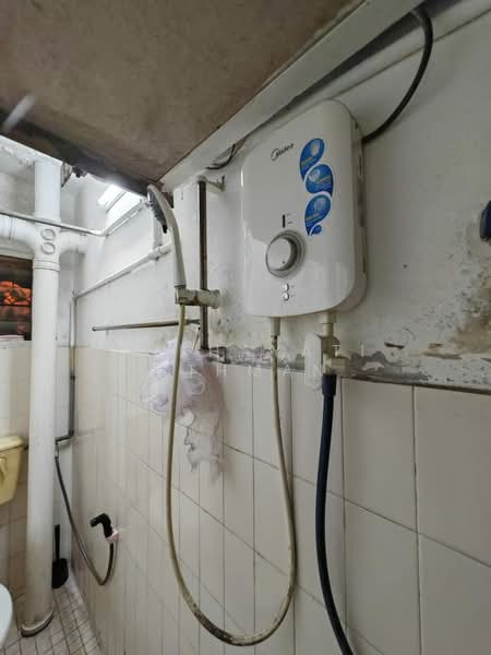 Flat for Sale at Seksyen 2 Wangsa Maju Flat - Norhayati Othman - Bathroom - PropertyGuru.com.my