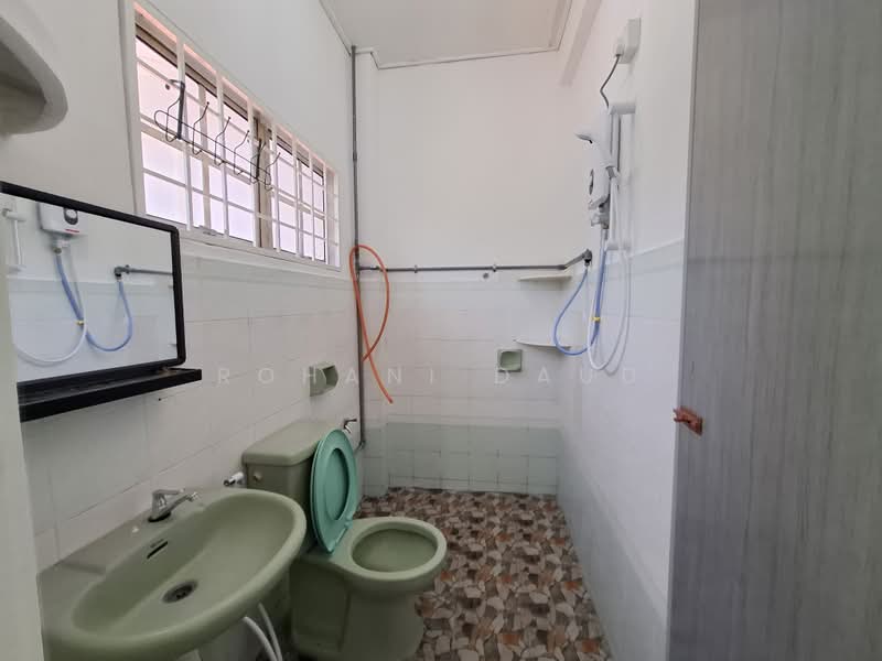 Semi-Detached House for Rent in Taman Rasah Kemayan (Rasah) - Rohani Daud - Bathroom - PropertyGuru.com.my