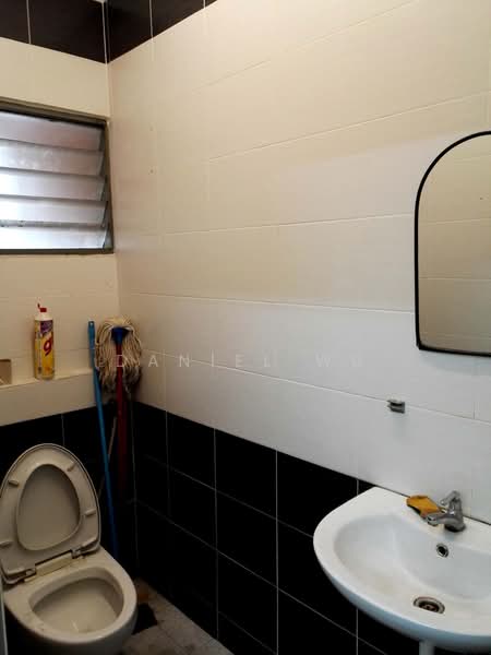 Factory for Rent in Taman Perindustrian Oug (Jalan Klang Lama (Old Klang Road)) - Daniel Wu - Bathroom - PropertyGuru.com.my