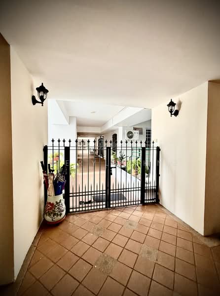 Kondominium untuk Dijual di The Regency Condominium - Cheryl Chng - Entrance - PropertyGuru.com.my