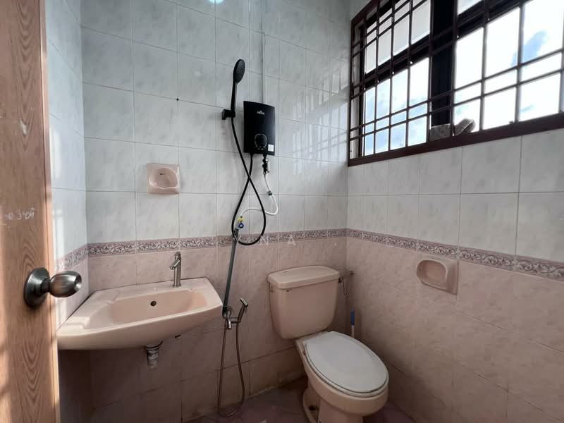 Rumah Teres 2 Tingkat untuk Dijual di Bandar Cemerlang (Ulu Tiram) - Tyna . - Bathroom - PropertyGuru.com.my