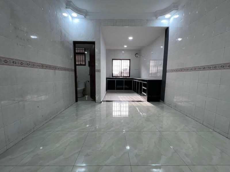 Rumah Teres 2 Tingkat untuk Dijual di Bandar Cemerlang (Ulu Tiram) - Tyna . - Kitchen - PropertyGuru.com.my