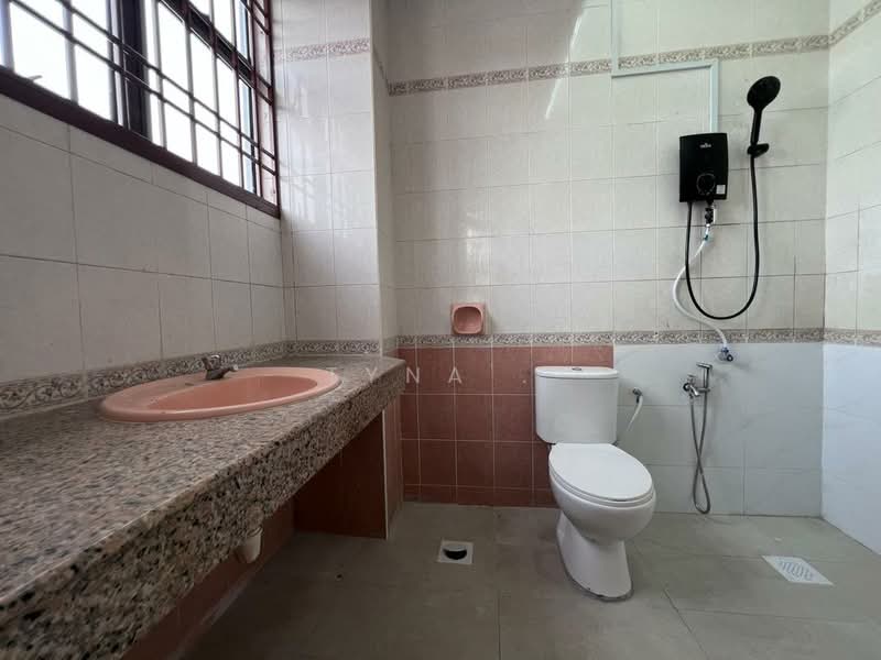 Rumah Teres 2 Tingkat untuk Dijual di Bandar Cemerlang (Ulu Tiram) - Tyna . - Bathroom - PropertyGuru.com.my