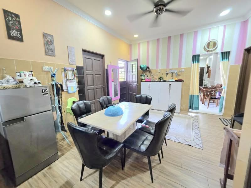 Semi-Detached House for Sale in Telok Panglima Garang (Selangor) - Yazila Sulaimi - Dining Room - PropertyGuru.com.my