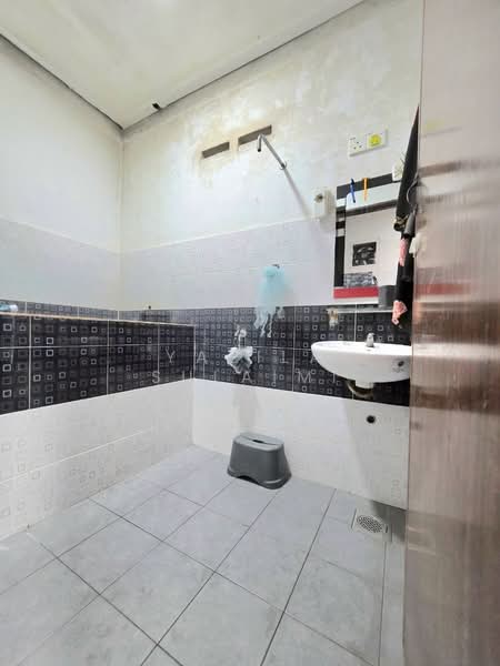 Semi-Detached House for Sale in Telok Panglima Garang (Selangor) - Yazila Sulaimi - Bathroom - PropertyGuru.com.my