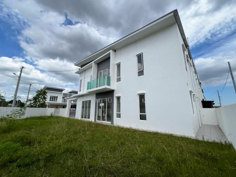 Rumah Teres 2 Tingkat untuk Dijual di Taman Nusari Bayu (Bandar Sri Sendayan) - Ismi Muhammad - Exterior - PropertyGuru.com.my