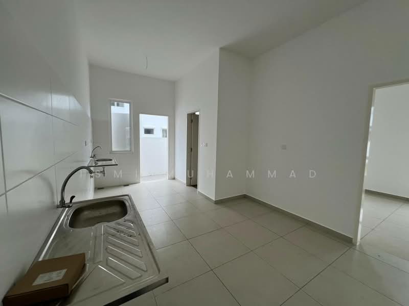 Rumah Teres 2 Tingkat untuk Dijual di Taman Nusari Bayu (Bandar Sri Sendayan) - Ismi Muhammad - Kitchen - PropertyGuru.com.my