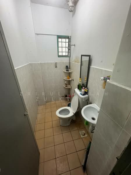 Pangsapuri untuk Dijual di Sri Ros Apartment - Zairul Asrah Zulkefli - Bathroom - PropertyGuru.com.my