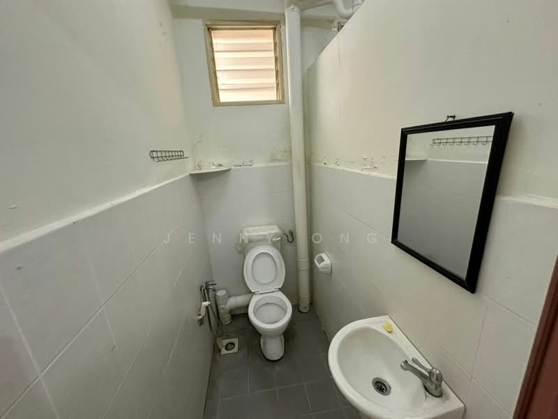 Rumah Bandar untuk Dijual di Taman Prestij (Balik Pulau) - Jenny Ong - Bathroom - PropertyGuru.com.my