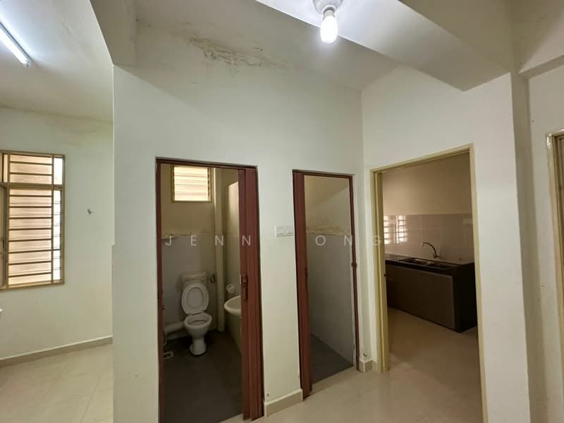 Rumah Bandar untuk Dijual di Taman Prestij (Balik Pulau) - Jenny Ong - Bathroom - PropertyGuru.com.my