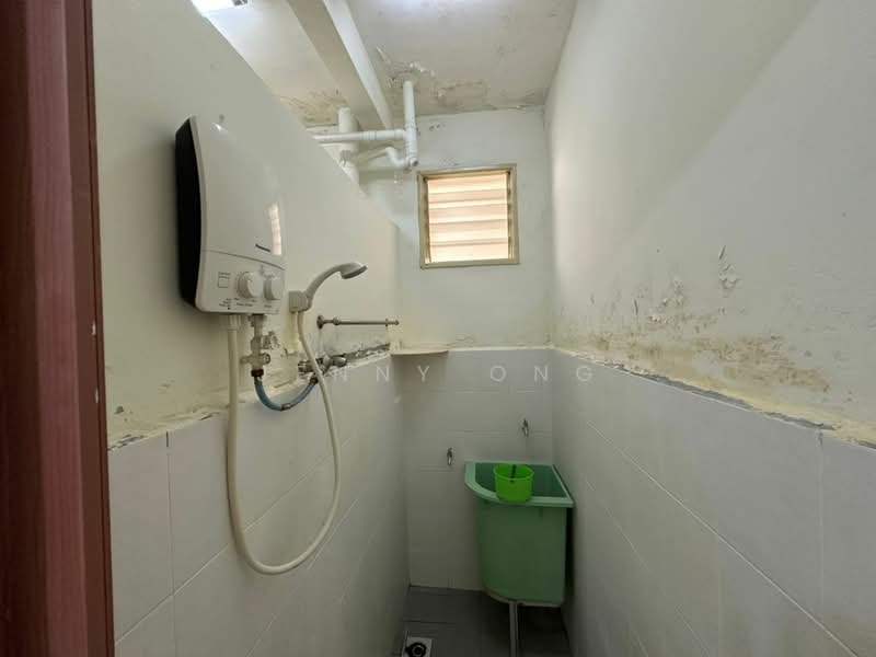 Rumah Bandar untuk Dijual di Taman Prestij (Balik Pulau) - Jenny Ong - Bathroom - PropertyGuru.com.my