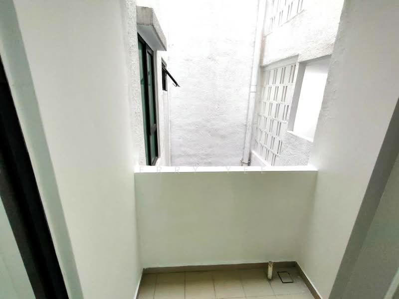 Servis Apartment untuk Dijual di Twin Residences - Terry Yee - Balcony - PropertyGuru.com.my