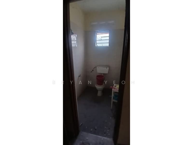 Rumah Teres untuk Dijual di Taman Anugerah (Shah Alam) - Bryan Yeoh - Bathroom - PropertyGuru.com.my