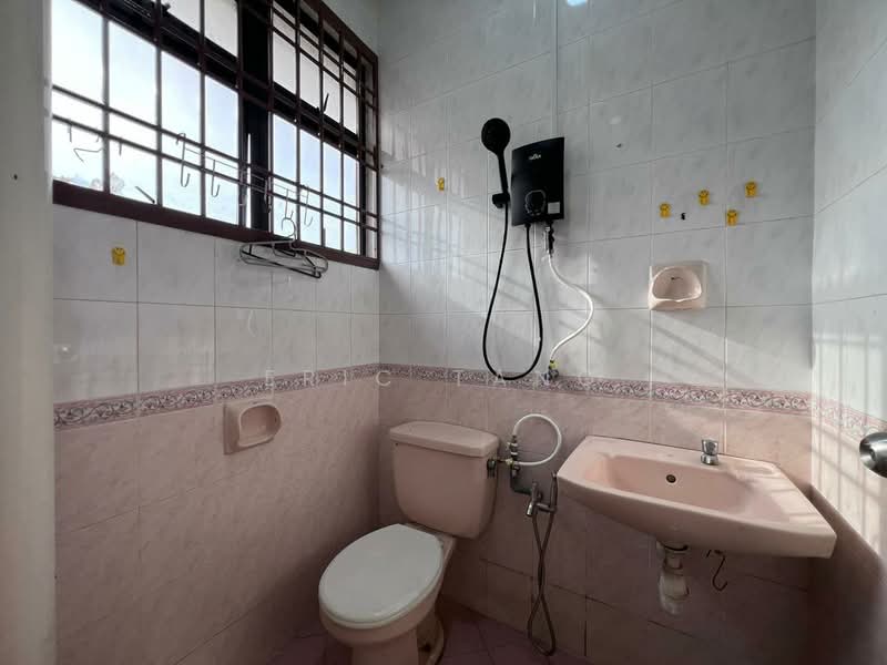 Rumah Teres 2 Tingkat untuk Dijual di Bandar Cemerlang (Ulu Tiram) - Eric Tang - Bathroom - PropertyGuru.com.my