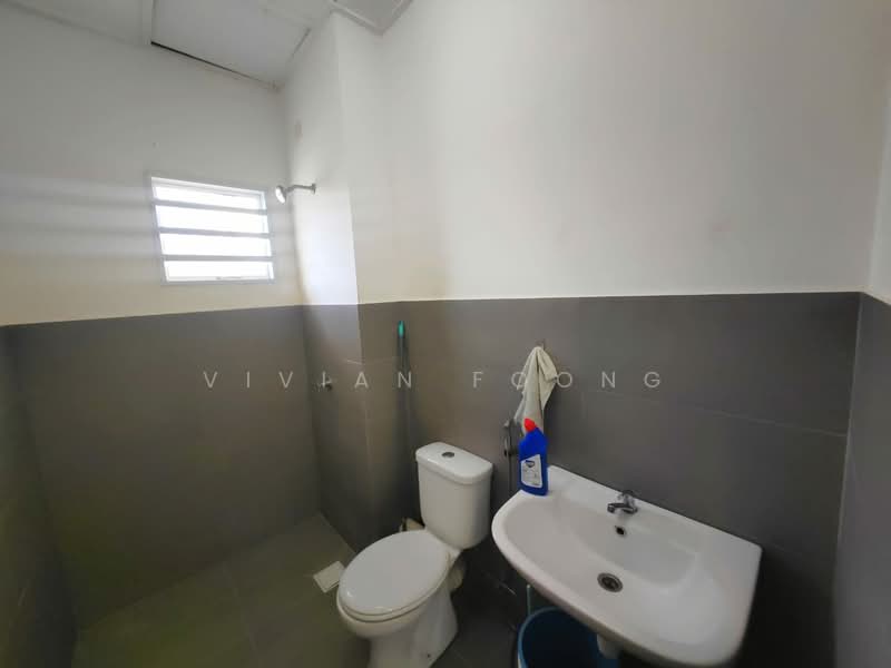 Rumah Teres untuk Disewa di Taman Pakatan Jaya (Tambun) - Vivian Foong - Bathroom - PropertyGuru.com.my
