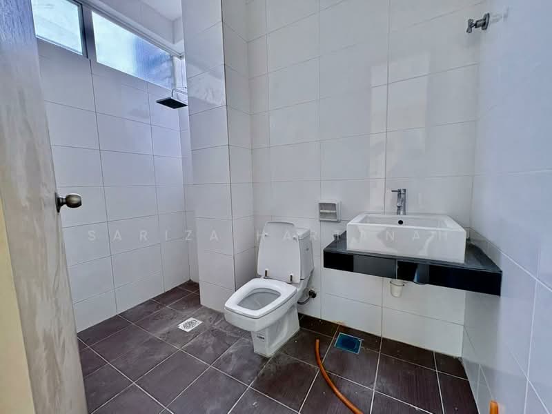 Rumah Berkembar untuk Dijual di Sungai Buloh (Selangor) - Sariza Hartanah - Bathroom - PropertyGuru.com.my