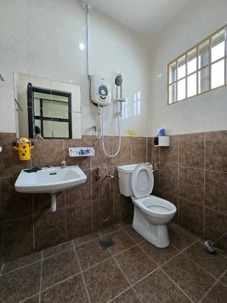 Rumah Teres 2 Tingkat untuk Disewa di Klang (Selangor) - Alex Lee - Bathroom - PropertyGuru.com.my