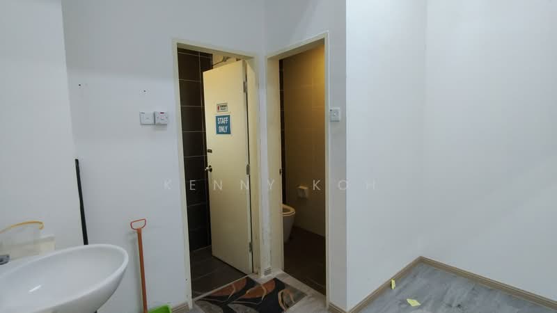 Shop for Rent in BANDAR PUCHONG JAYA (Puchong) - Kenny Koh - Bathroom - PropertyGuru.com.my